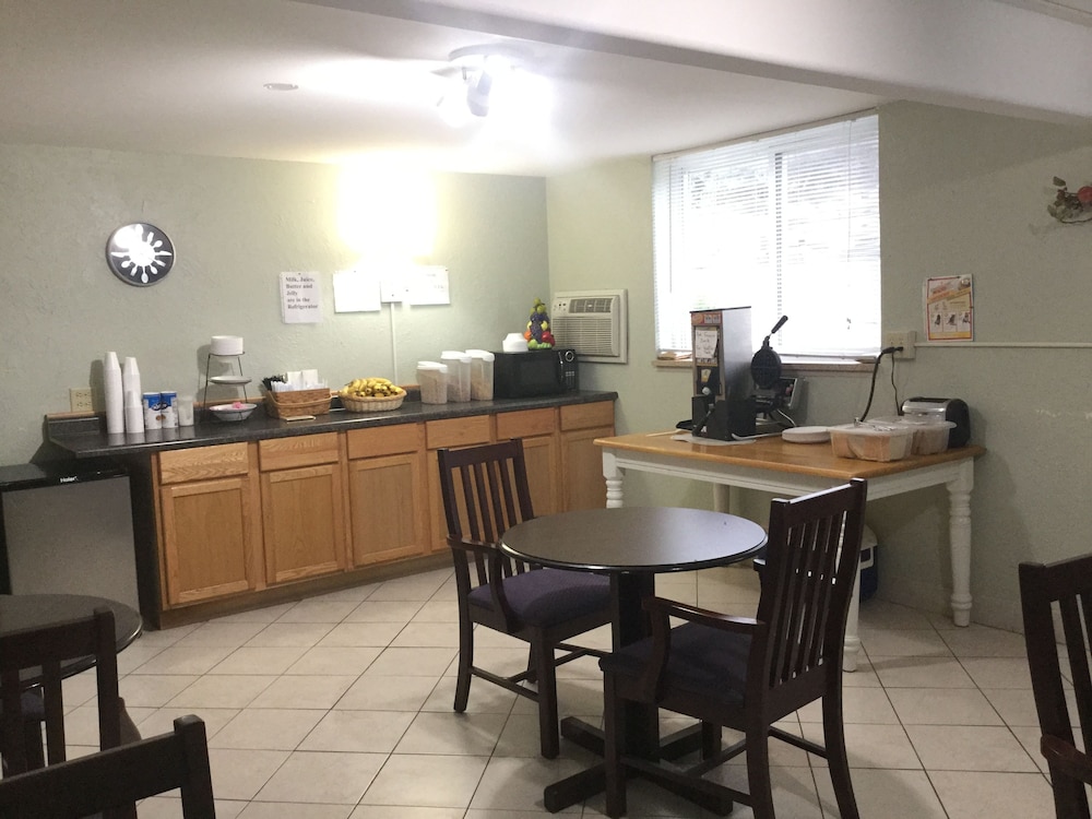 Americas Best Value Inn Jefferson City - photo 42