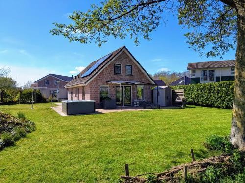 Komfortables Ferienhaus mit Garten Weitblick und Whirlpool — hotel in Tzummarum