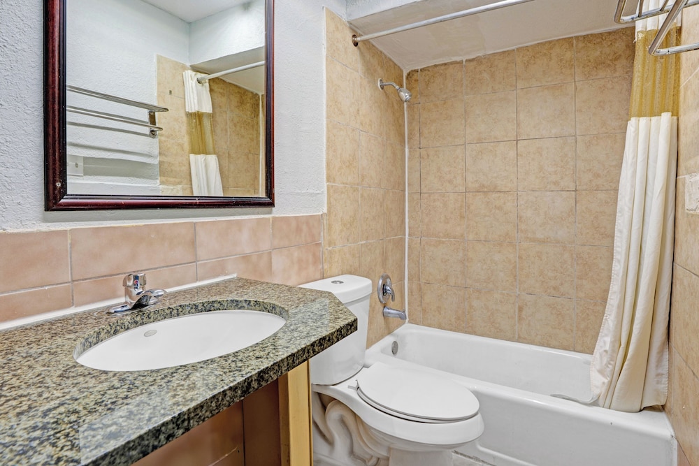 Super 7 Inn By OYO San Antonio NW Medical Center - photo 47