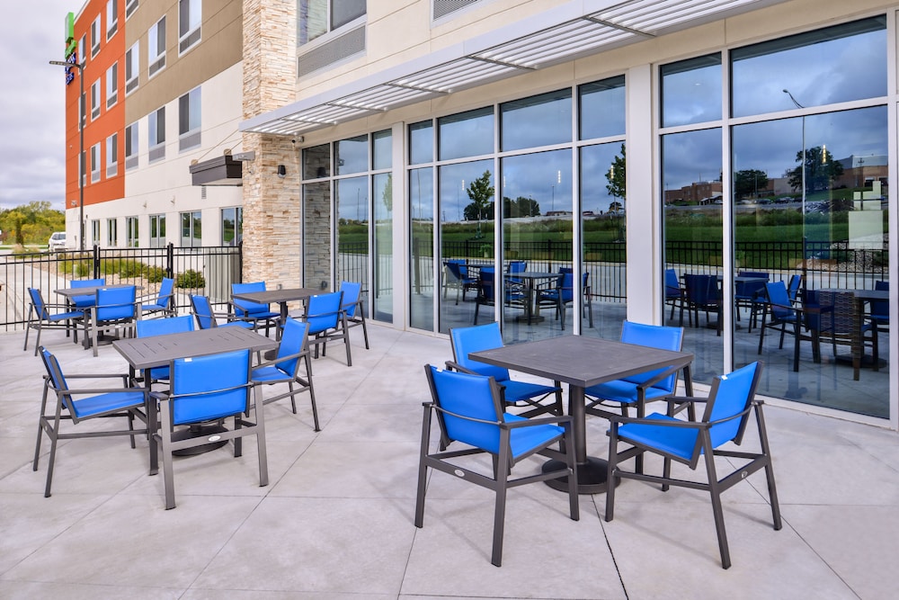 Holiday Inn Express & Suites Kansas City Lee's Summit by IHG - photo 27