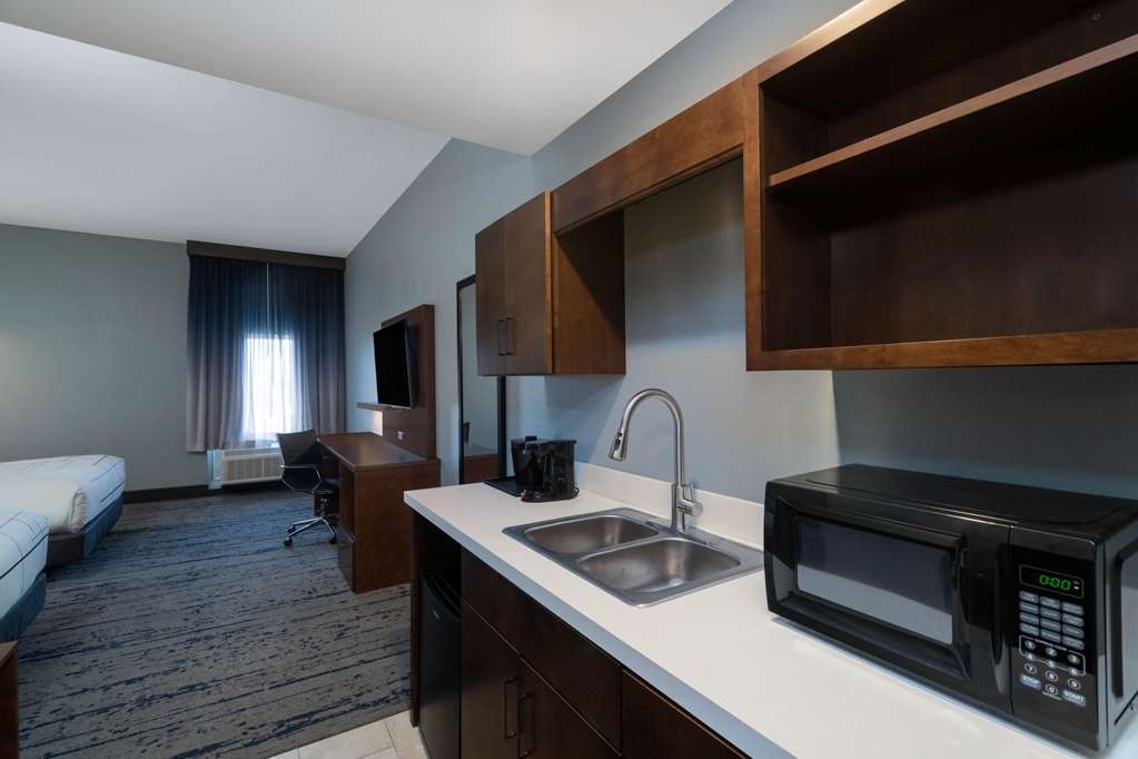 La Quinta Inn & Suites by Wyndham Louisville NE Old Henry Rd - photo 21