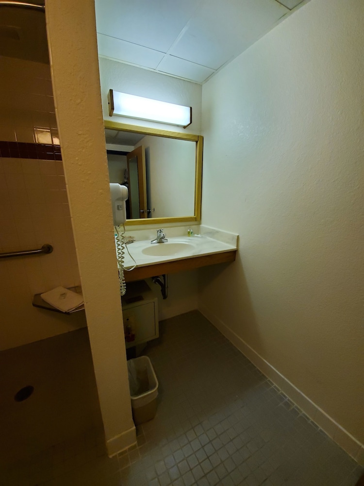 Boarders Inn & Suites by Cobblestone Hotels Ripon - photo 25