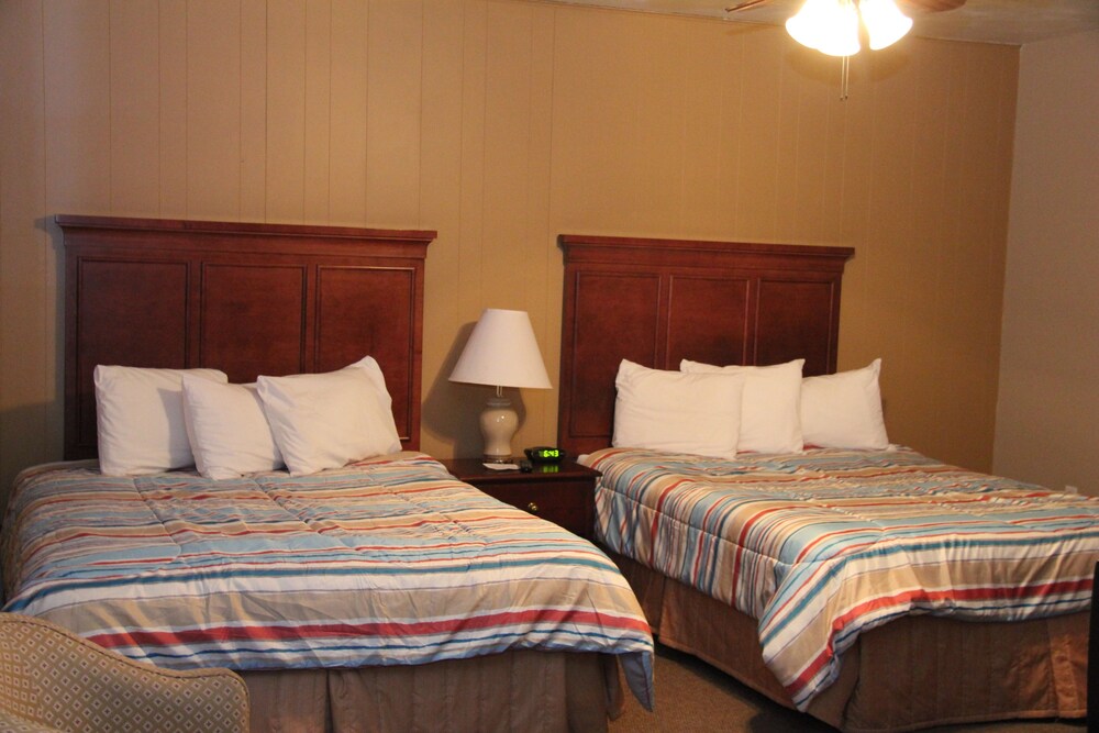 Green Acres Hotel - photo 9