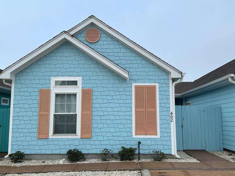 Barefoot Bungalow Pet Friendly 2 Bdrm Townhome — 4-Star Luxury Hotel in Corpus Christi, United States