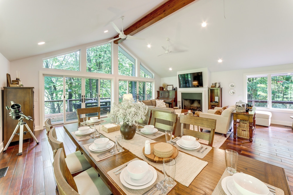 Riverwood: South Haven Retreat on 10 Acres in South Haven, United States