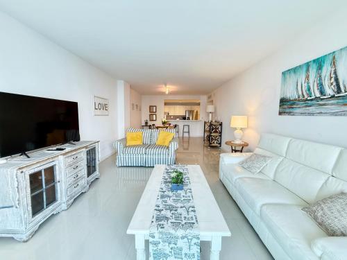 1 SPRING PROMO Sunny Isles Seaview Condo Walk to Beach Amazing Amenities — 4-Star Luxury Hotel in Sunny Isles Beach, United States