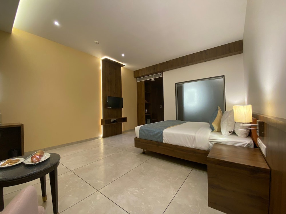 Click Hotel LH Seven Morbi — Morbi — photo 3