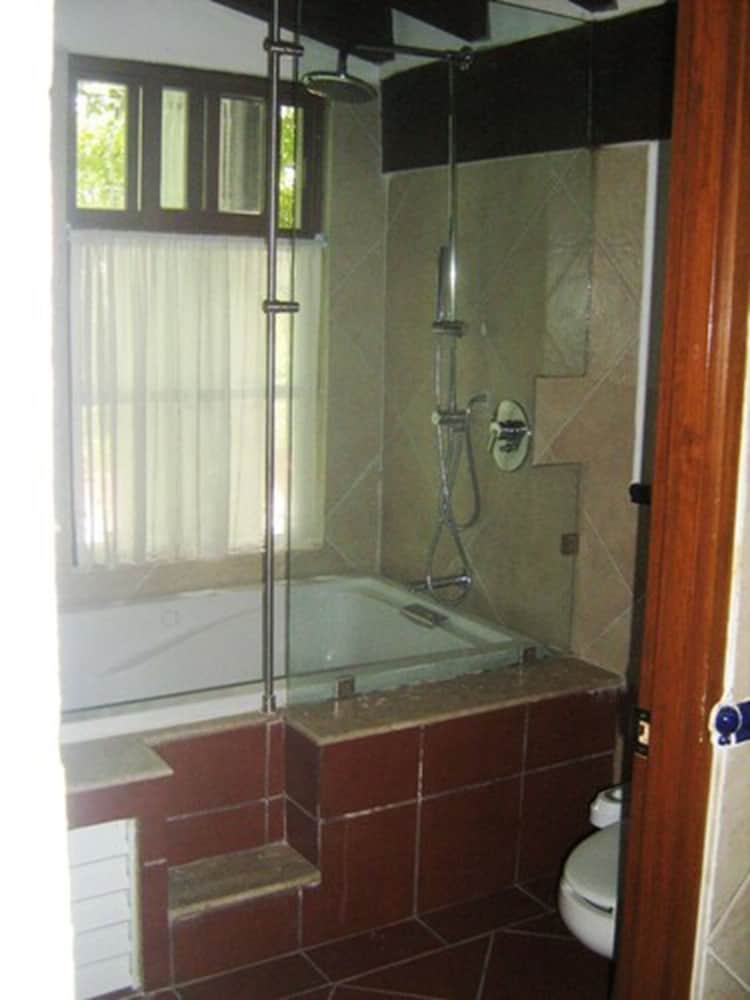 Deep soaking bathtub
