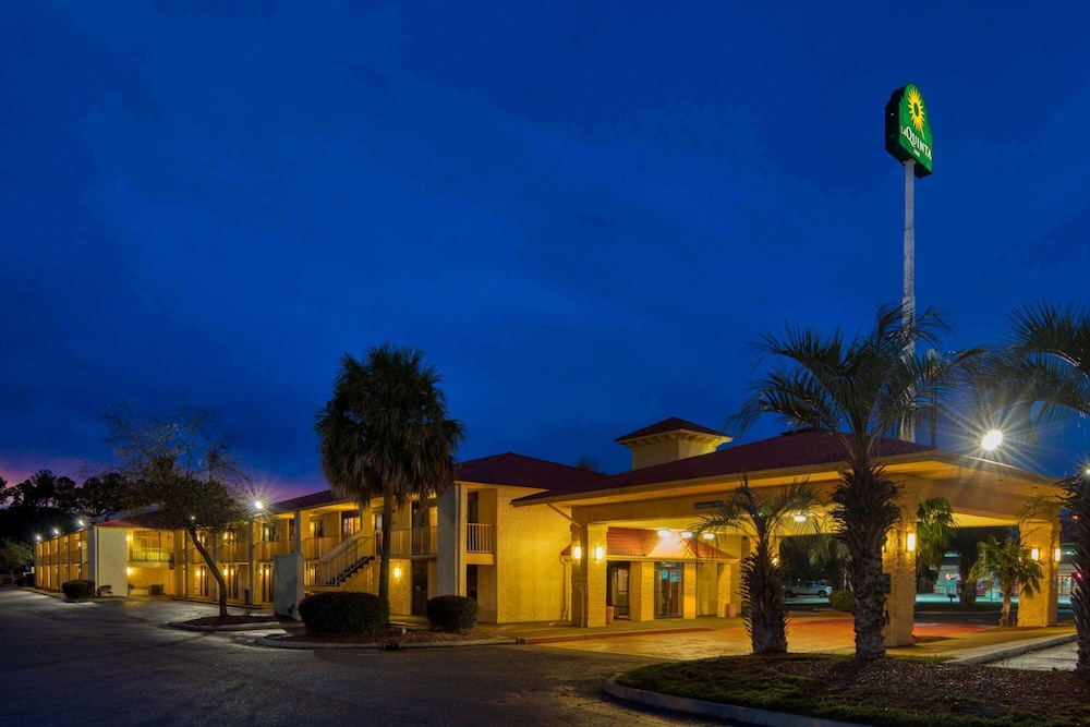 Super 8 by Wyndham Savannah - photo 2