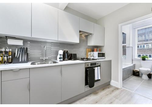 Modern London Apartment Close To Tube Station — 4-Star Luxury Hotel in London, United Kingdom