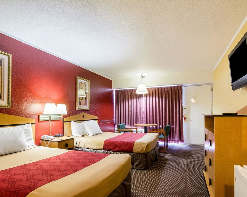 Econo Lodge Topeka Blvd. - photo 9