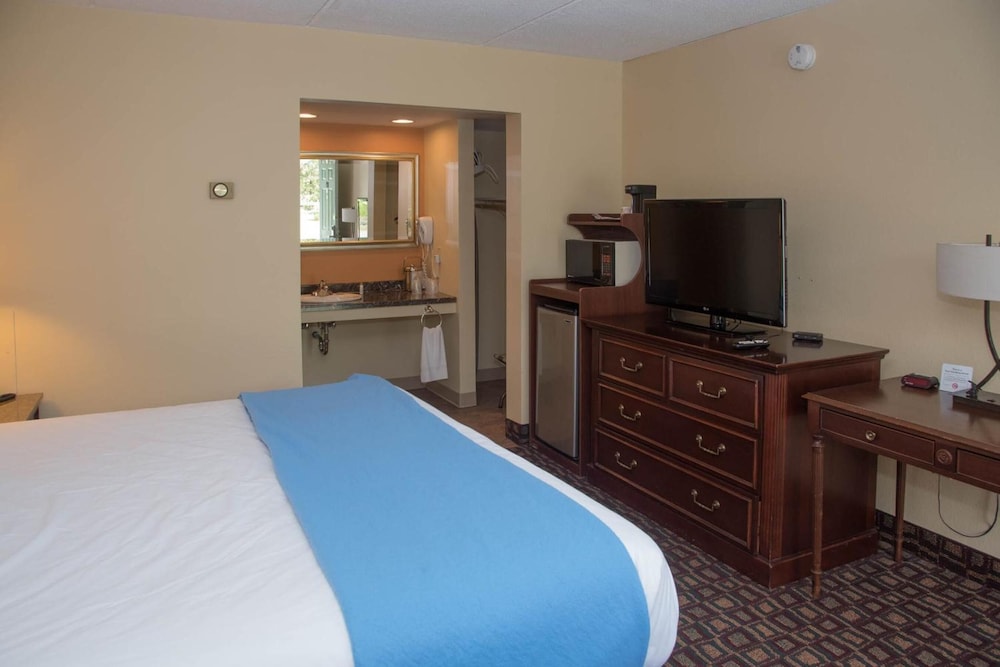 Colonnade Inn - photo 16
