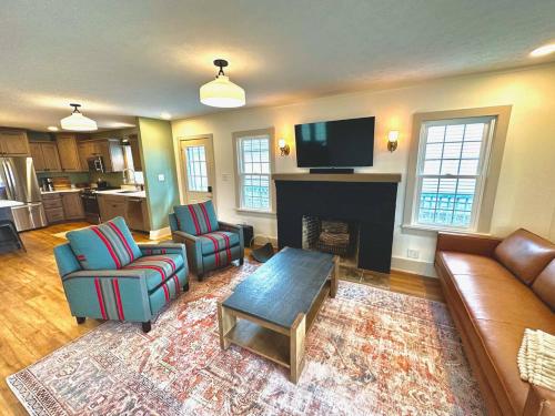 Tippecanoe Lakefront Classic Cottage — 4-Star Luxury Hotel in North Webster, United States