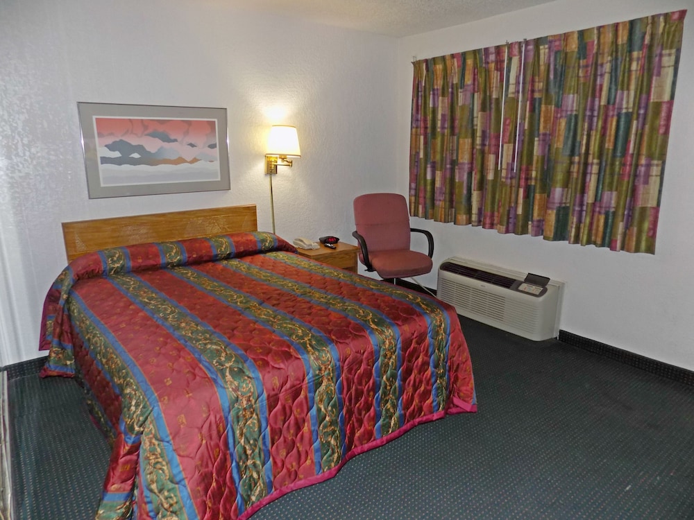 Topeka Plaza Inn - photo 15
