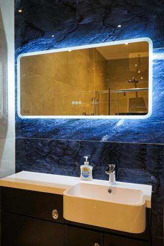 Luxury 5 Star apartments Parking Garden near Metro Stations 10 15mins to London — 4-Star Luxury Hotel in London, United Kingdom