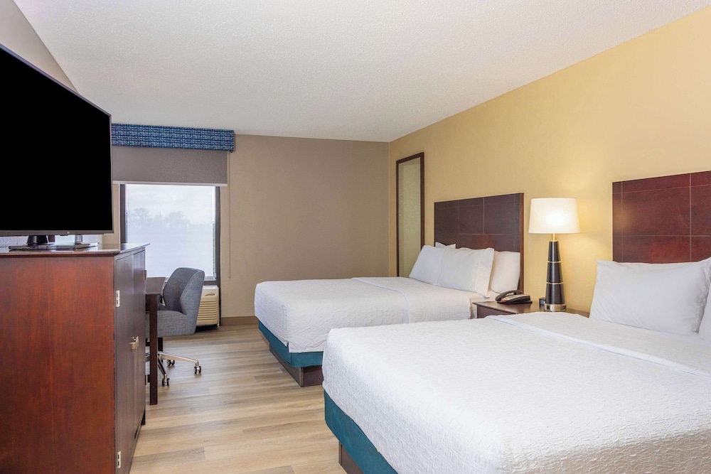 Hampton Inn Orlando International Airport - photo 14