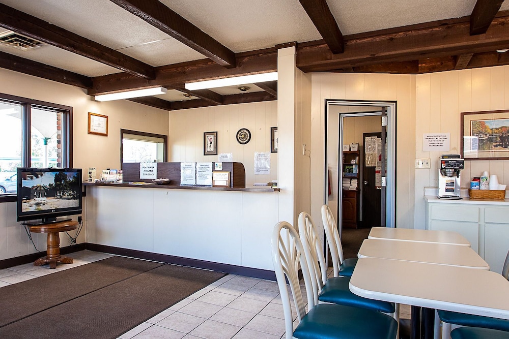 Country Squire Inn & Suites - photo 11