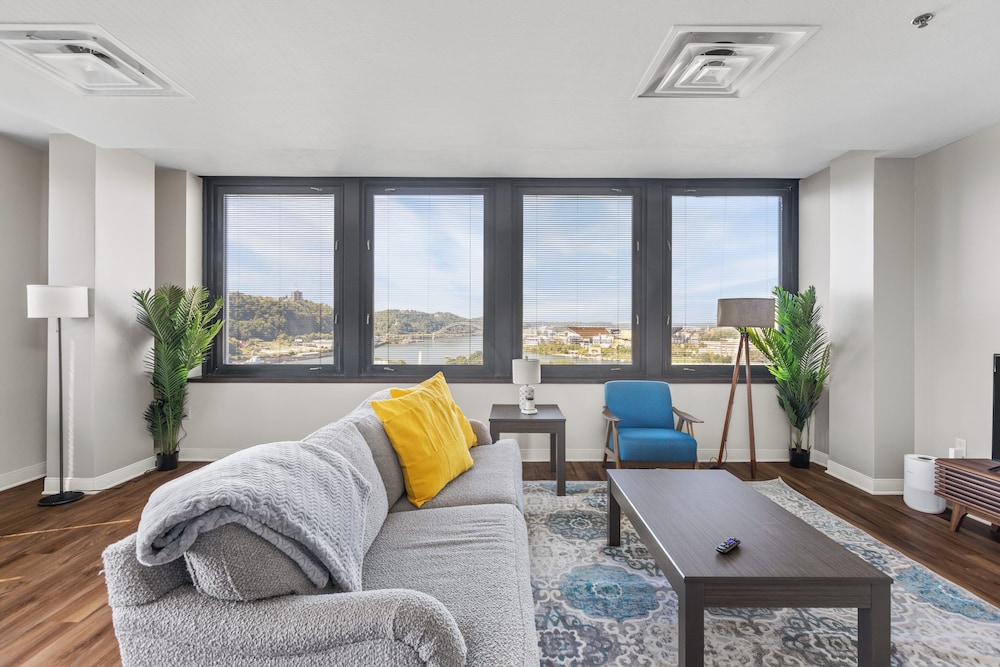 Sleek 2BR Downtown Retreat with Gym — 4-Star Luxury Hotel in Pittsburgh, United States