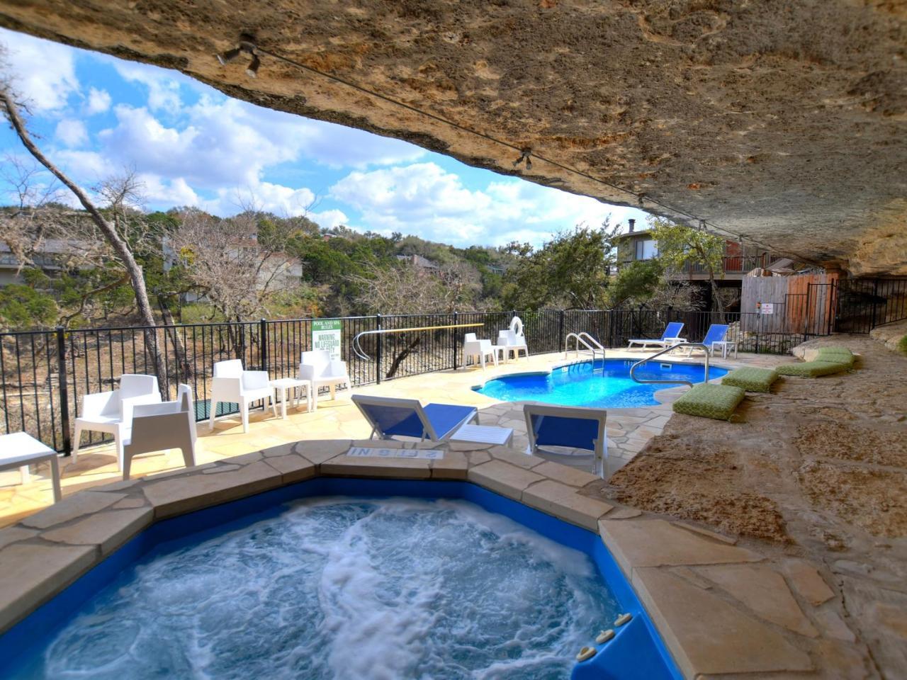 Treetop Bungalow Community Pool Hot Tub #18 — 4-Star Luxury Hotel in Lakeway, United States