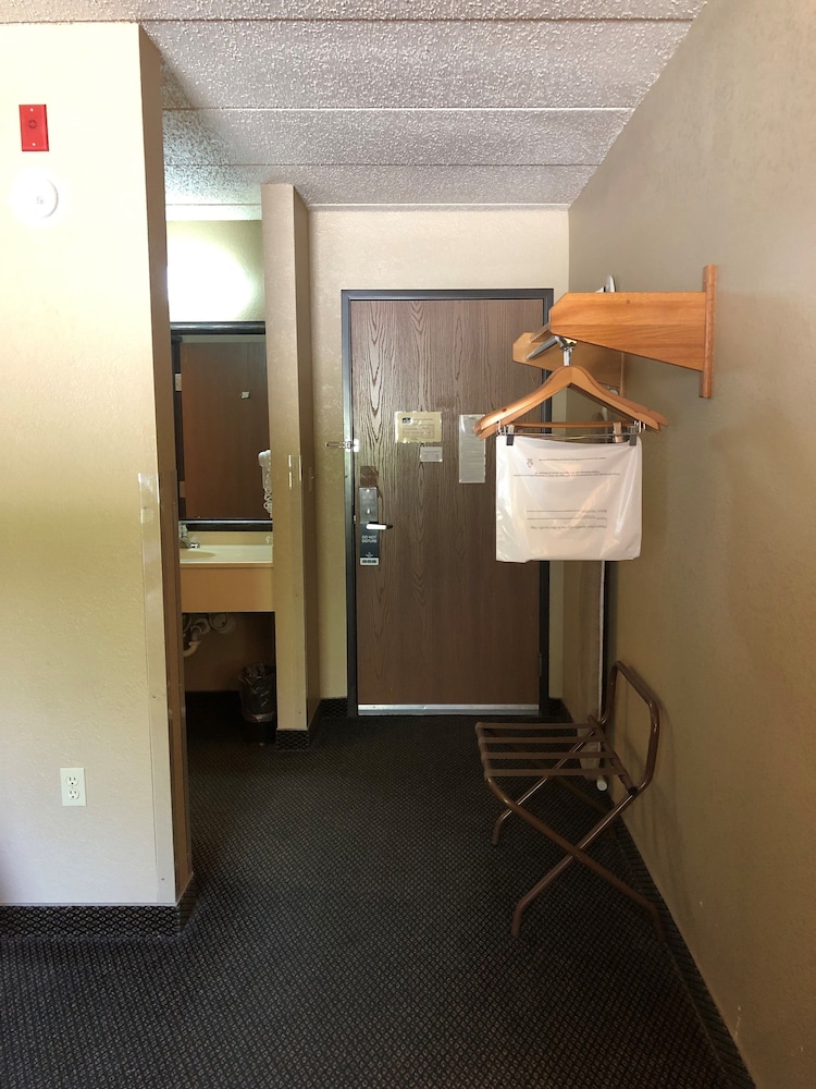 Boarders Inn & Suites by Cobblestone Hotels Fayette - photo 23