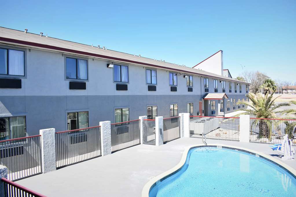 Super 8 by Wyndham New Braunfels I 35 — hotel in New Braunfels