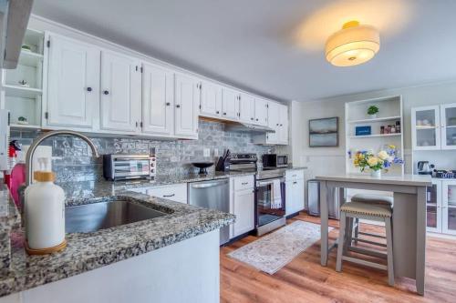 Spacious 6BR close to Portsmouth beaches and UNH in Dover, United States