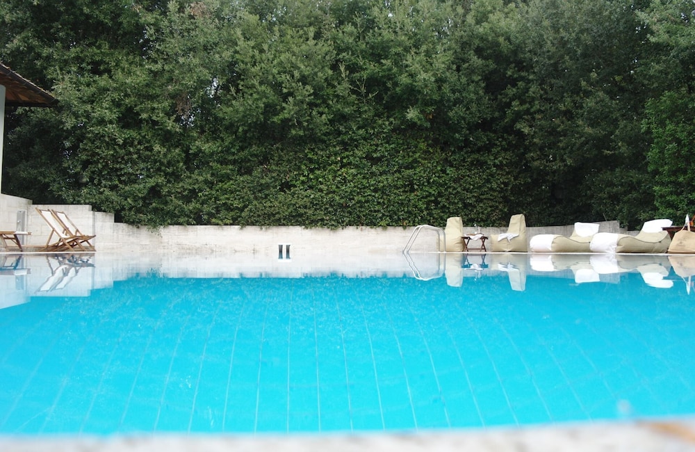 Villa Montignoso — 4-Star Luxury Hotel in Gambassi Terme, Italy