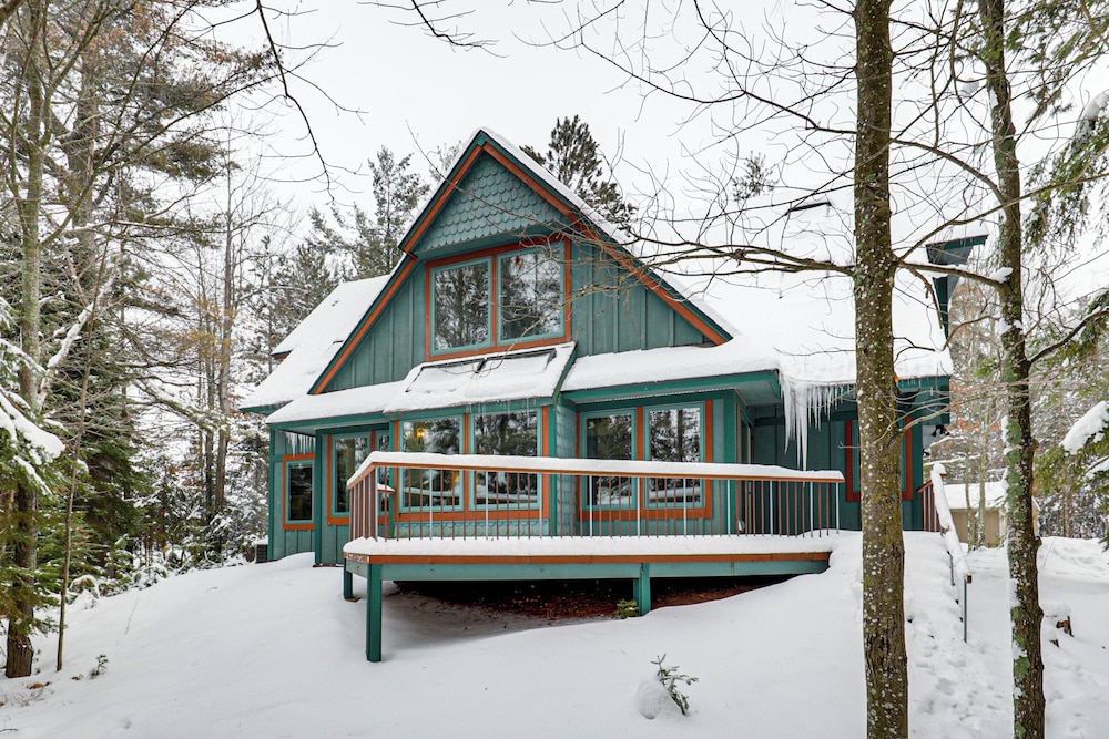 Private Peninsula Laurel Lake Retreat w 3 Piers — hotel in Three Lakes