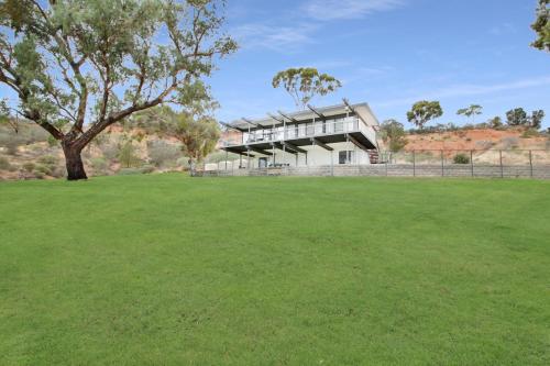 Warwilla Cliff Home — 4-Star Luxury Hotel in Paringa, Australia