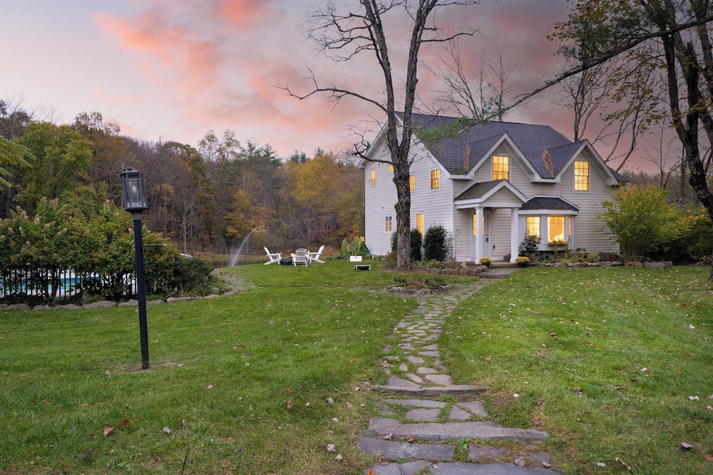 Cortland by Avantstay Charming Heritage Estate w Private Lake & Pool — hotel in Saugerties