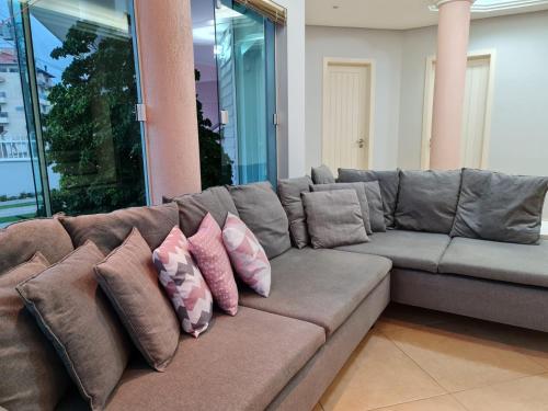Casa Rosa com 7 quartos Edícula completa a 150 metros da Praia — 4-Star Luxury Hotel in Florianopolis, Brasil