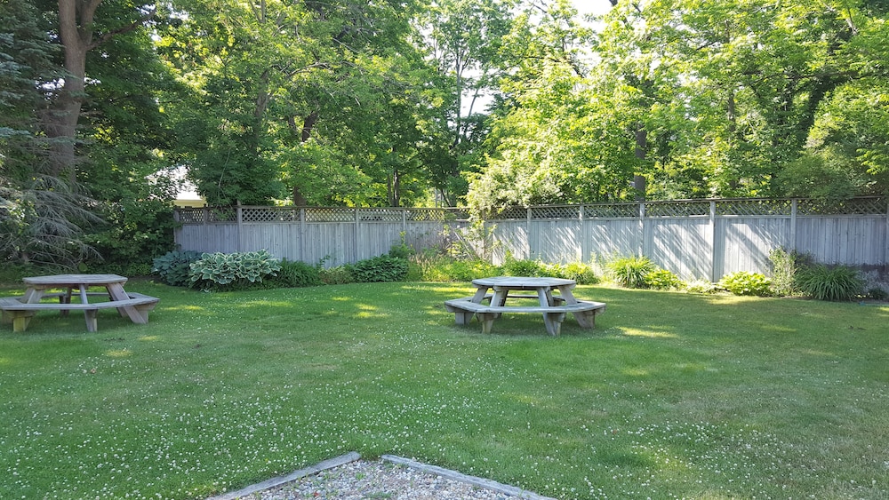 Captain's Quarters Motel - photo 48