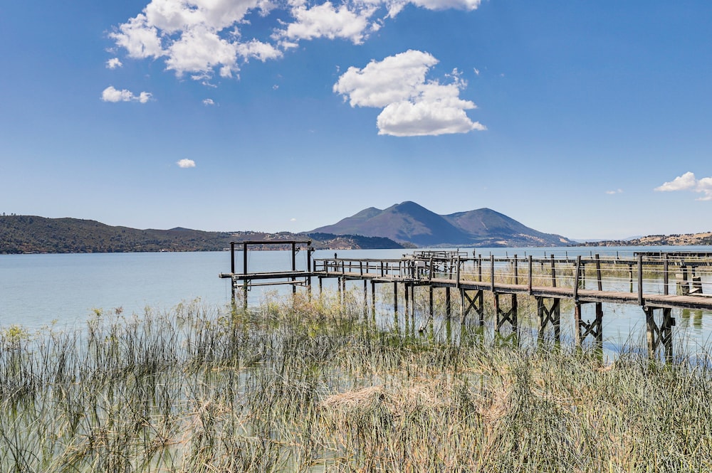 Watefront Getaway w Mtn Views & Dock in Clearlake — hotel in Clearlake