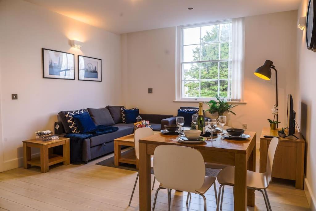 Central Flat Free Parking Ideal for Contractors