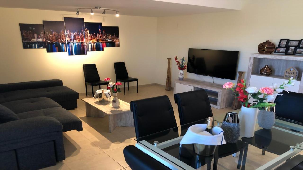 Fabuloso Alojamiento Compuesto Por 4 Chalets Adosados de Lujo En Panoramica Golf Para 28 Personas Piscina Con Circuito SPA — 5-Star Luxury Hotel in Sant Jordi, Spain