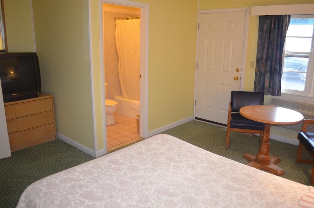 Clinton Motel - photo 18