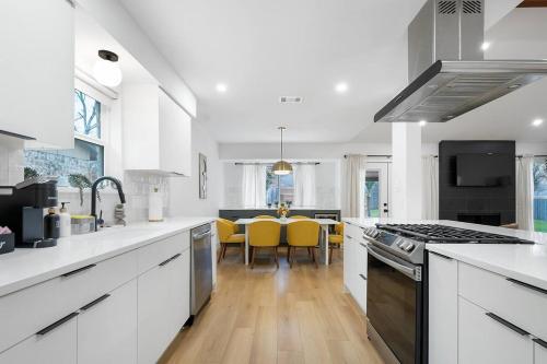 Stylish Austin Escape 4BR 2BA Minutes from Domain Q2 Stadium — Austin — photo 2