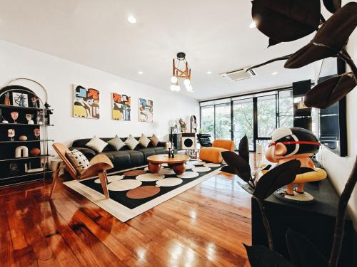 4BR Modern Art Villa with Free Wi Fi Netflix Vinyl