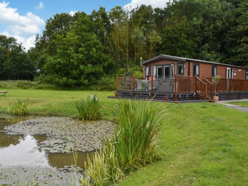 Pond's View - carbon neutral hotel in Unknown City