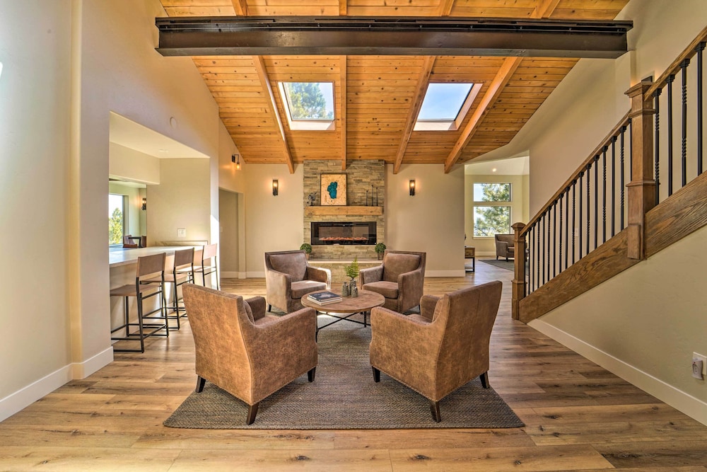Hot Tub Pool Table: Luxe Reno Chalet w Mtn View