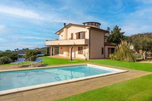 Villa il Mandorlo by VacaVilla — 4-Star Luxury Hotel in Passignano Sul Trasimeno, Italy