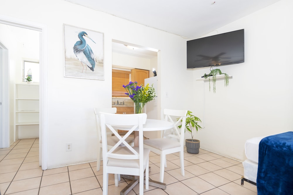 Tropic Isle Hotel and Apartment - photo 18