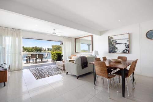 Driftwood 6 Private Beach Stay in Noosaville, Australia