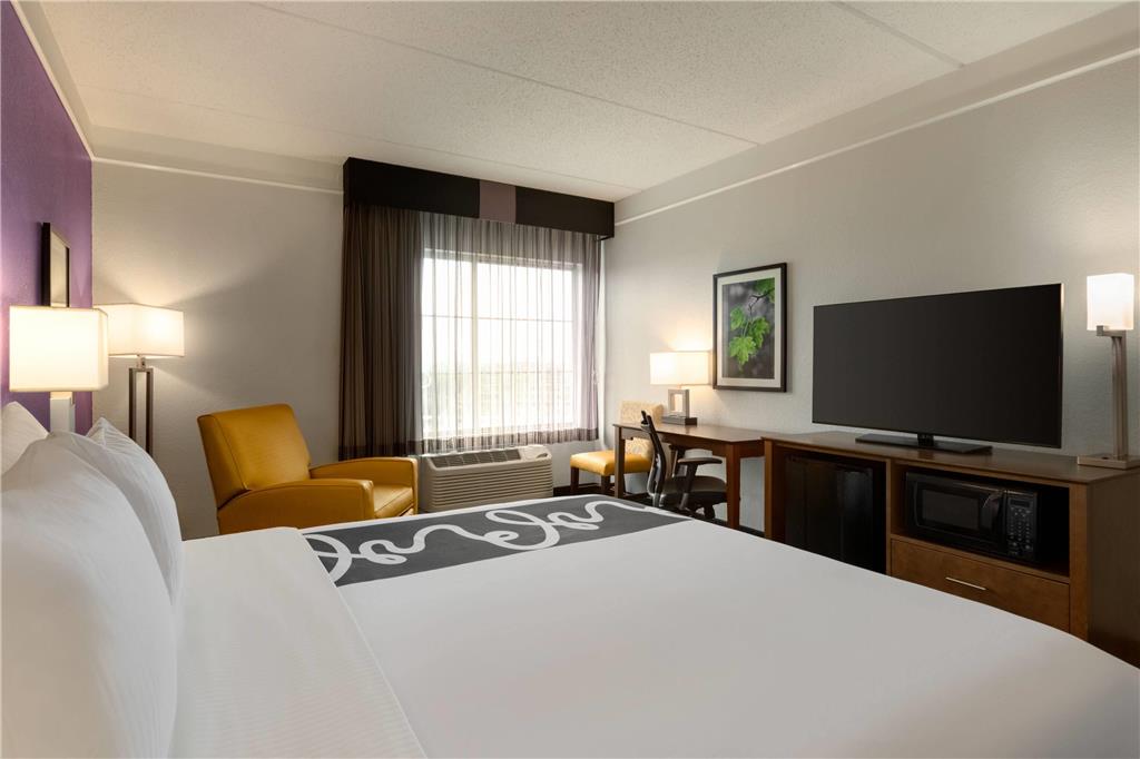 La Quinta Inn & Suites by Wyndham Arlington North 6 Flags Dr - photo 17