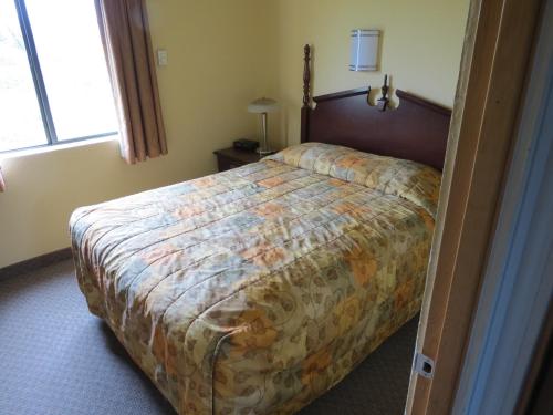 Western Royal Inn - photo 4