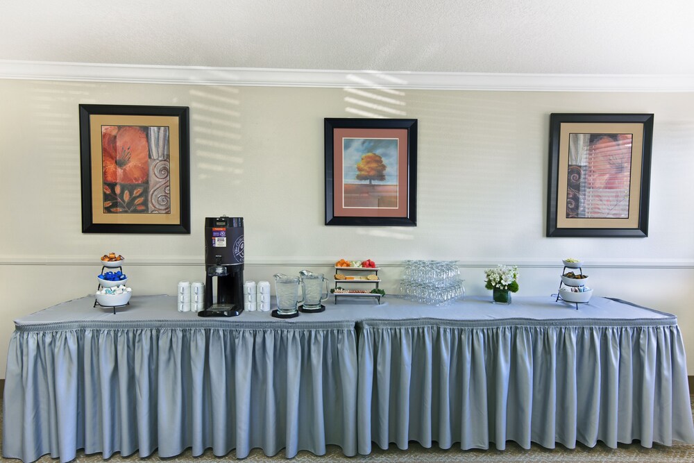 Oxnard Inn Lancaster - photo 42