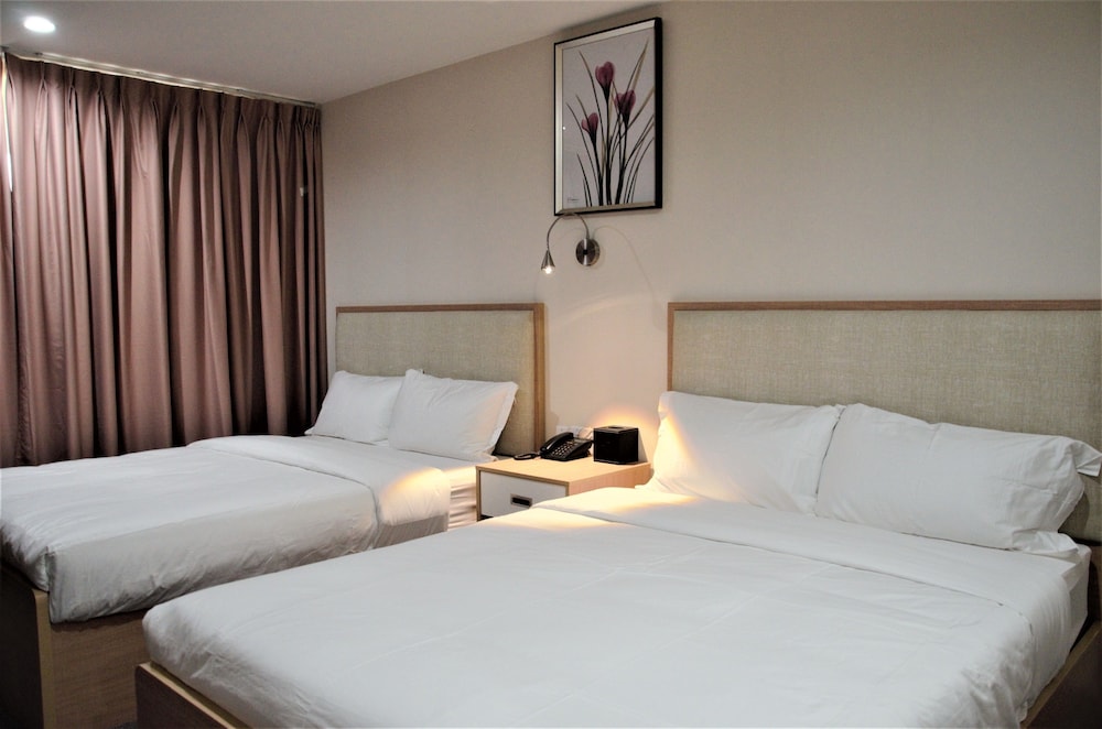 Lic Plaza Hotel - photo 11