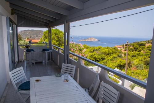 Lili And Blue Charming House — 4-Star Luxury Hotel in Markopoulo, Greece