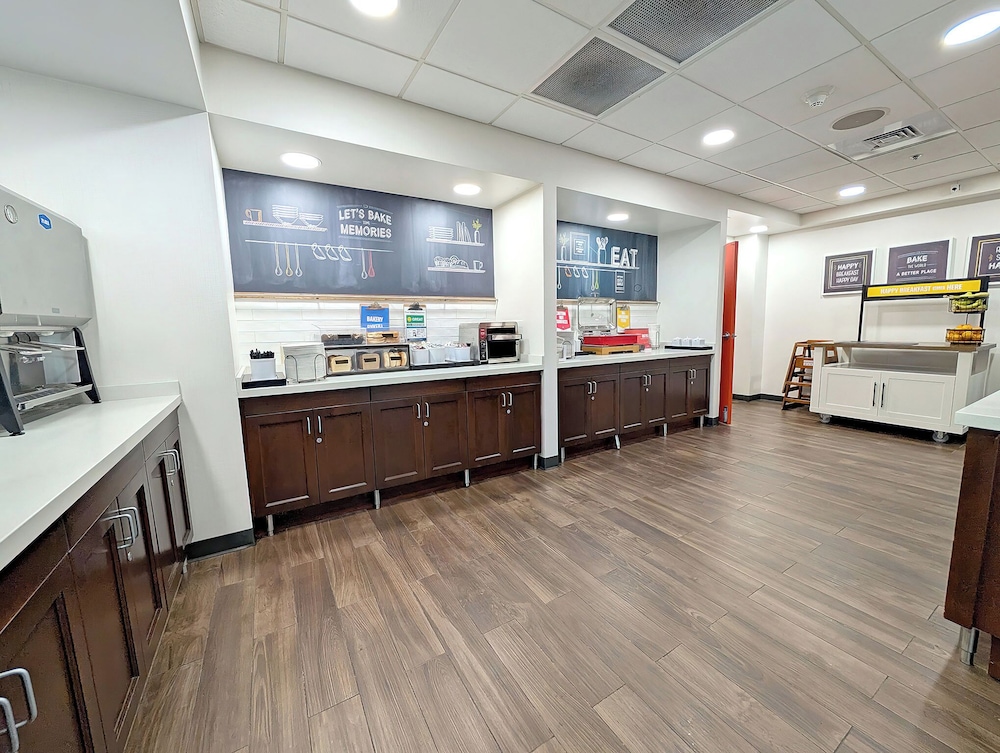 Hampton Inn & Suites Tacoma - photo 31