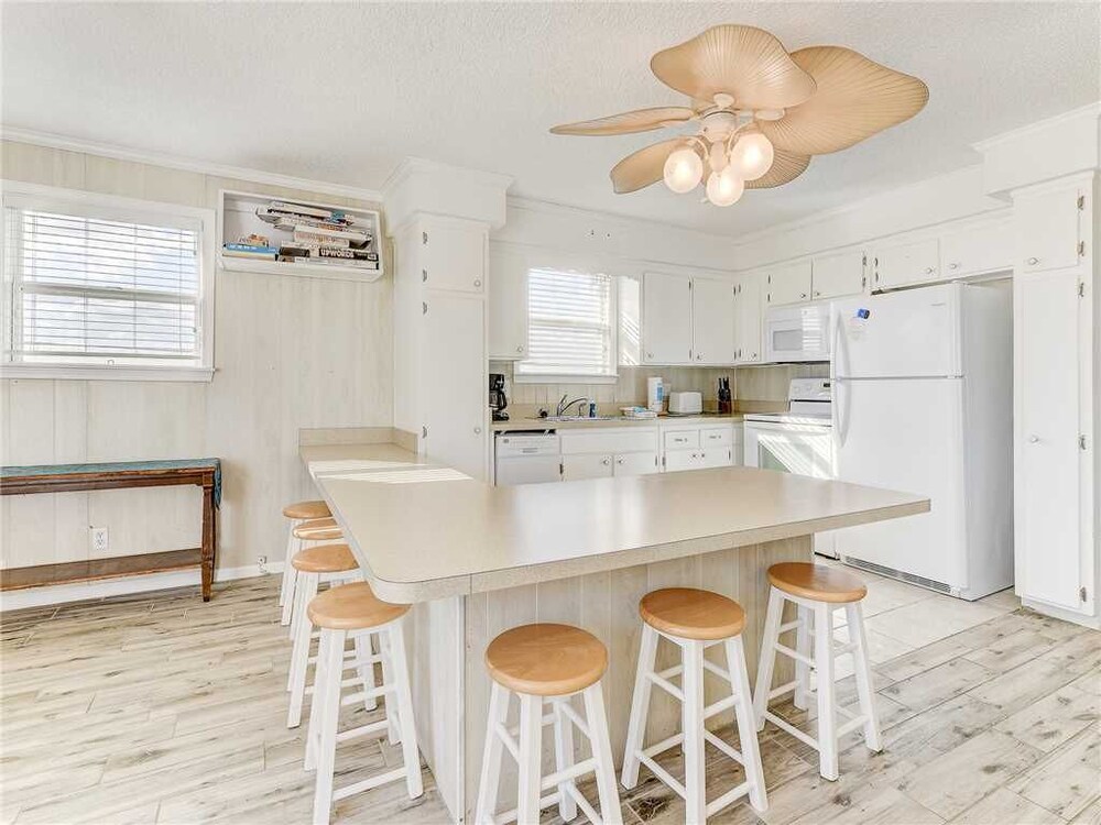 Coastal Charm 2 Bedrooms Ocean Front Sleeps 6 - photo 22
